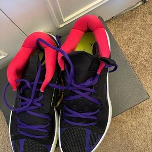 Jordan zoom separate Black and volt purple noir size 10.5